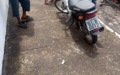 Colisão entre carreta e motocicleta deixa uma pessoa ferida, em Arapiraca
