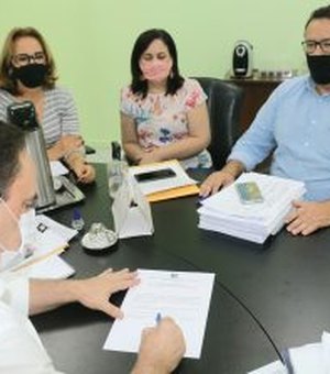 Luciano Barbosa assina documento para compra de 200 mil doses da vacina contra a Covid-19