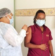 Profissionais de Saúde se emocionam ao tomar segunda dose da vacina contra Covid-19