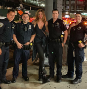 Luciana Gimenez tira foto ao lado de “policiais gatos” em Nova York