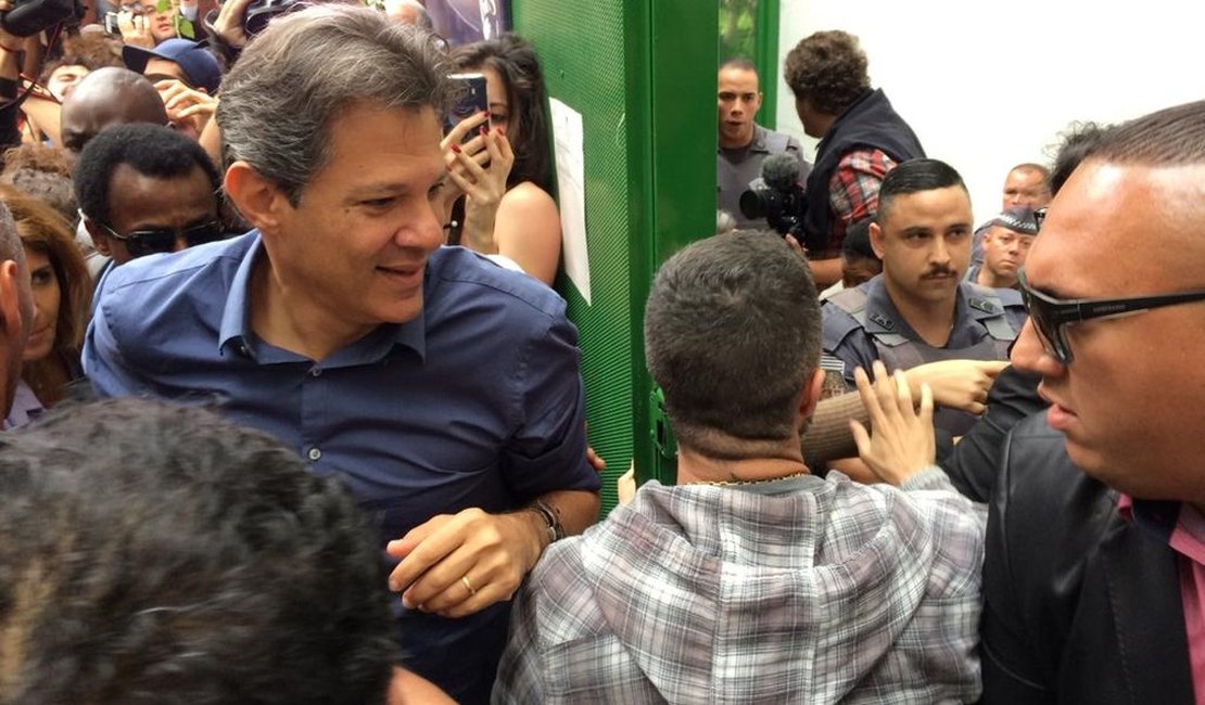 Haddad vota em escola de São Paulo