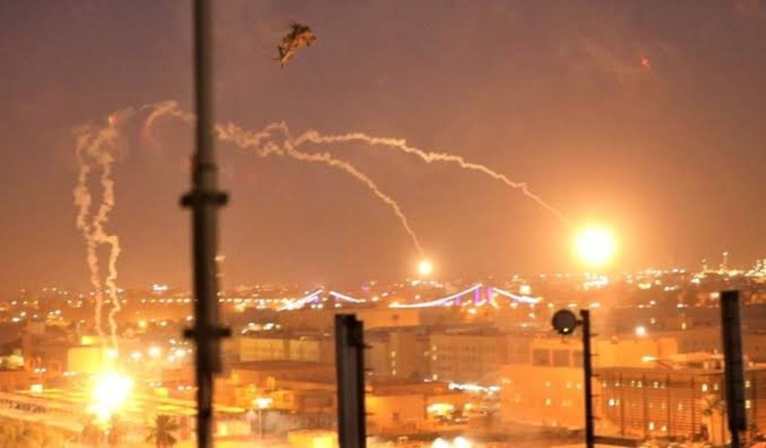 Iraque é atingido por rês foguetes, neste domingo (5), e tensão entre Estados Unidos e Irã aumenta.