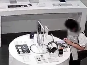 Vídeo: mulher é detida após roer cabo de iPhone para roubar aparelho