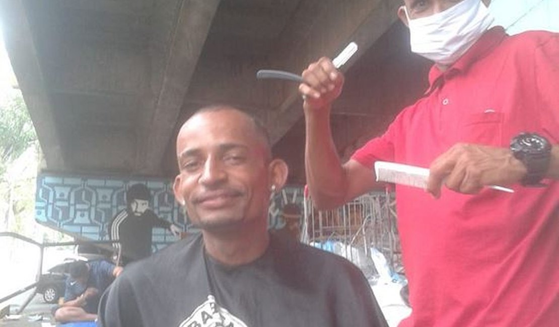 Ex-detento descobre talento como barbeiro e vai ganhar festa de formatura debaixo de viaduto em BH