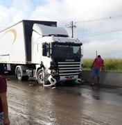 Condutor de picape faz conversão irregular e é atingido por carreta em Arapiraca