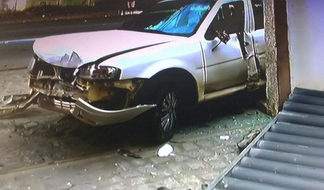 Condutor perde o controle do veículo e colide carro contra muro de prédio