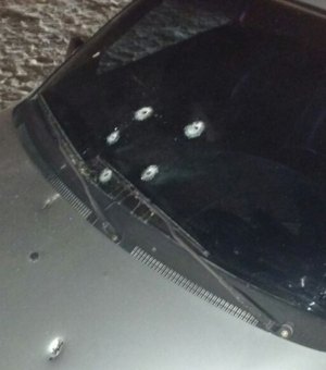 Jovem sofre atentado enquanto conversava com amigo; veículo ficou cravejado de balas