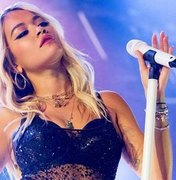 Cantora Rita Ora se desculpa após dar festa para 30 pessoas