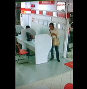 [Vídeo] Câmeras flagram furto de celular em concessionária de Maceió