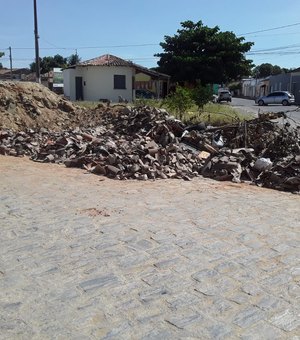 Moradores acusam construtora de descartar entulho de obra em via pública no bairro Brasília, em Arapiraca
