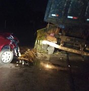 [Vídeo] Colisão entre caçamba e carro particular destroi parte dianteira do veículo