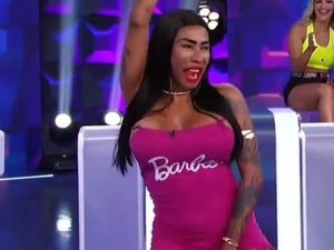 Inês Brasil abaixa o vestido e faz topless no Programa Silvio Santos
