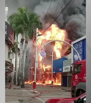 Incêndio destrói shopping em Nova Iguaçu (RJ); bombeiros controlam chamas