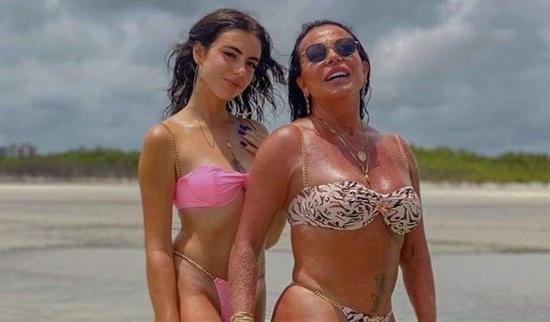 Gretchen posa de biquíni ao lado da filha de 18 anos: 'Cúmplices'