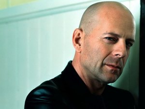 Família de Bruce Willis anuncia aposentadoria do ator após descoberta de doença