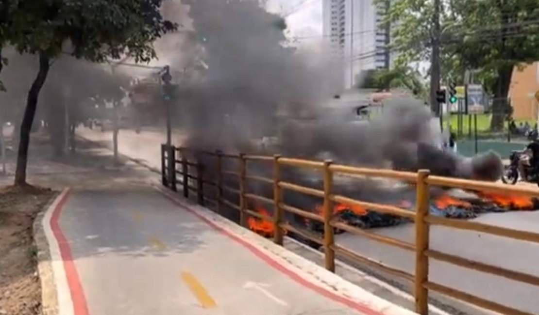 Manifestantes bloqueiam Av. Fernandes Lima com pneus em chamas