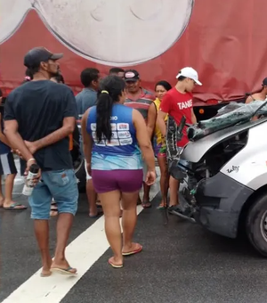 Colisão entre van e caminhão deixa pelo menos três feridos em Campo Alegre