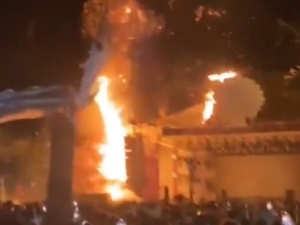 Incêndio destrói palco de casa de show na região norte de Maceió
