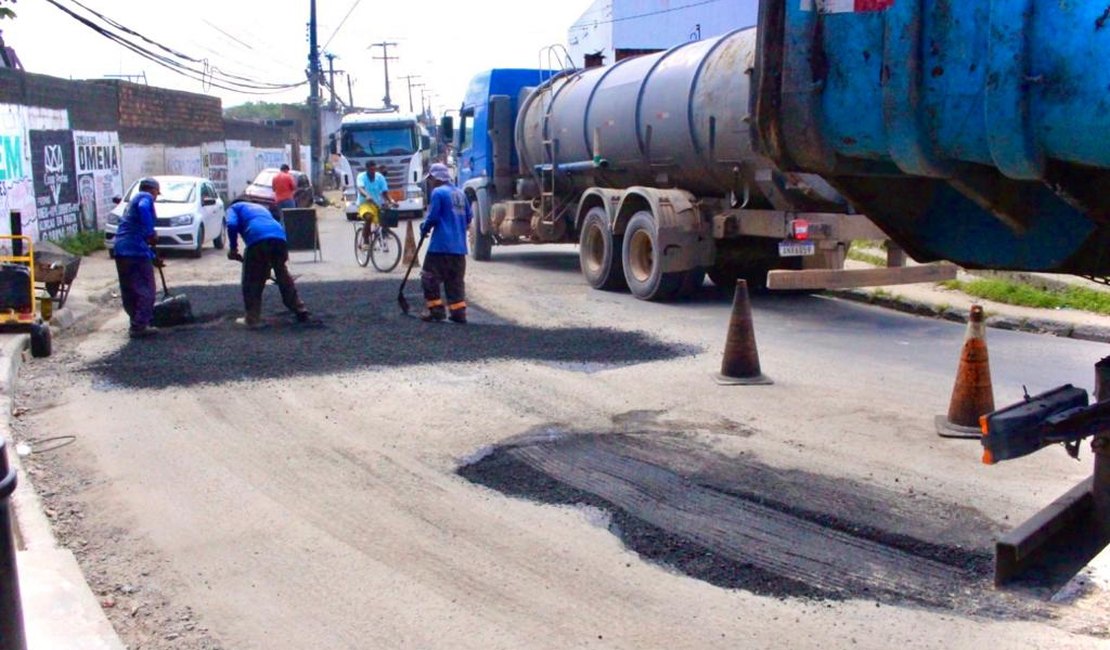 Operação tapa-buraco: Benedito Bentes recebe manutenção em ruas e avenidas