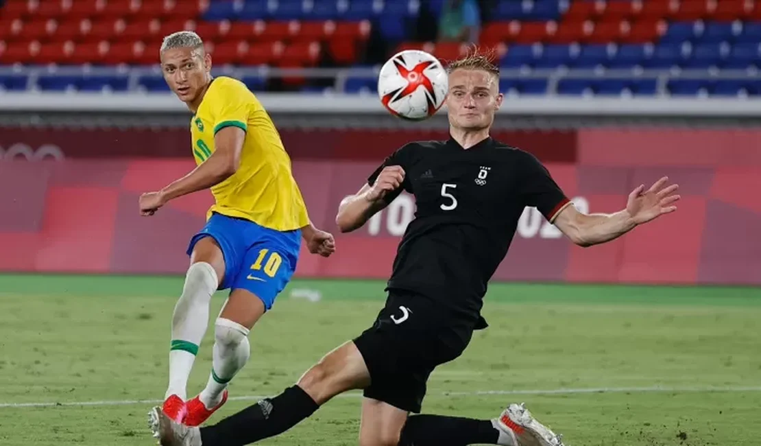 Brasil toma susto, mas vence Alemanha na estreia com três de Richarlison