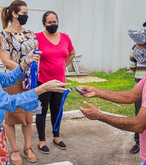Ambulantes de Arapiraca recebem crachás com QR Code que facilitarão a identificação