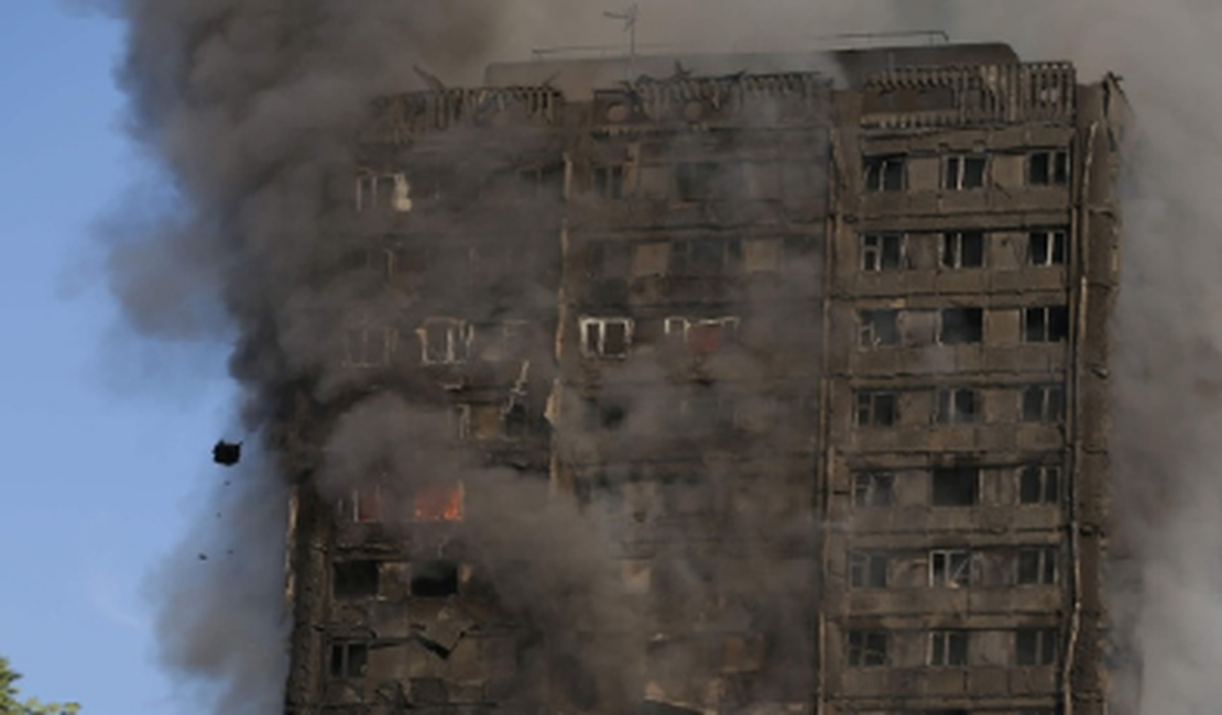 Incêndio em prédio de 27 andares deixa mortos e feridos em Londres