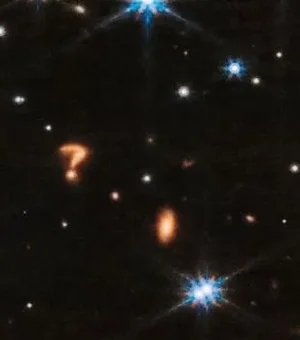 “Ponto de interrogação” cósmico é encontrado em imagem de telescópio da Nasa