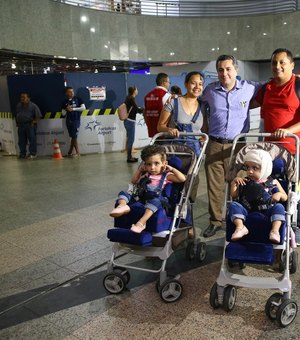 Após separação, gêmeas siamesas retornam a Fortaleza para reabilitação