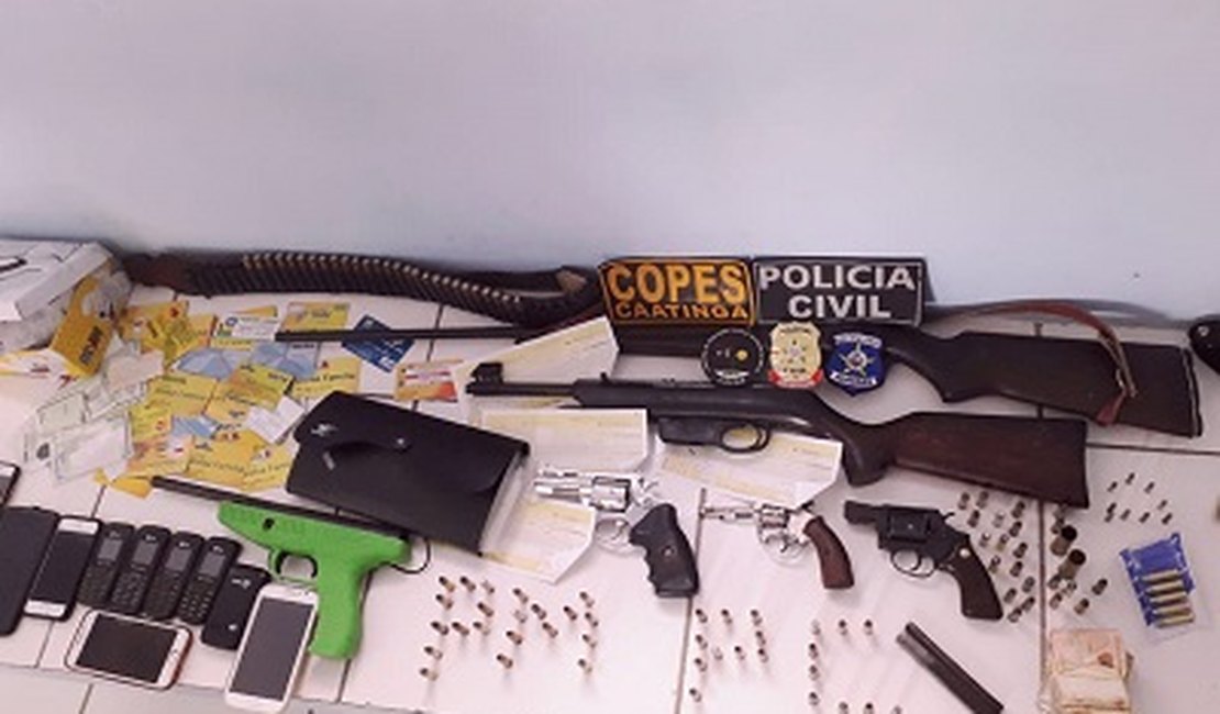 Piranhas: polícia prende dois e apreende armas e cartões do Bolsa Família