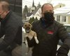 Repórter encontra e recebe lambidas de filhote de cachorro durante ao vivo