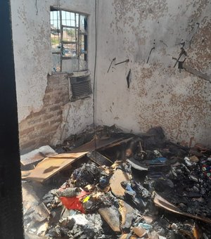 Fogo destrói quarto e cozinha de casa no Jacintinho, em Maceió