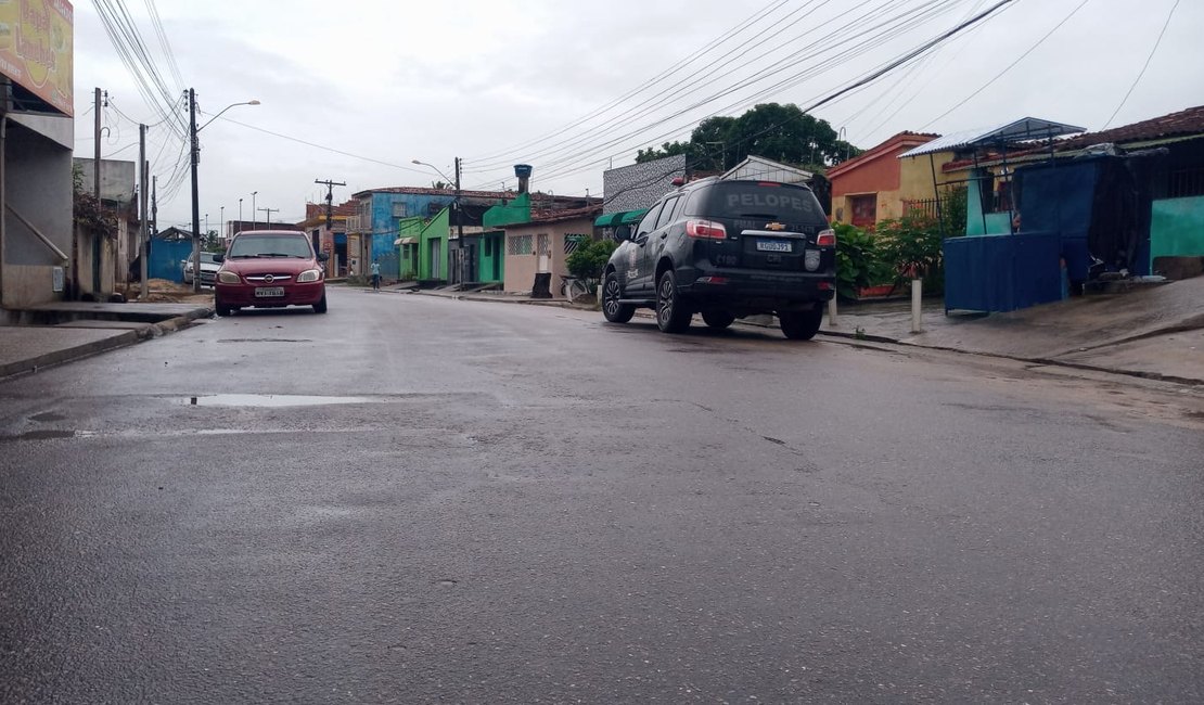 Dupla é presa no bairro Canafístula com moto roubada