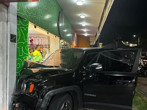 Condutor perde controle de veículo e avança contra vitrine em loja de brinquedo em Maceió