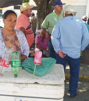 Ambulantes se concentram no Centro de Palmeira e buscam aumentar as vendas neste domingo