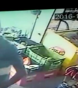 [Vídeo] Câmeras de segurança flagram assalto a mercadinho na Ponta da Terra