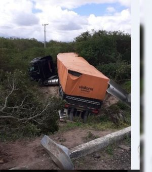 Motorista perde controle e sofre acidente com carreta em Delmiro Gouveia