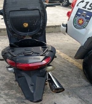 Motocicleta roubada é recuperada durante abordagem na parte alta de Maceió