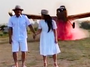 PERIGO: Casal quase é ‘atropelado’ por avião em chá revelação realizado em Rondônia