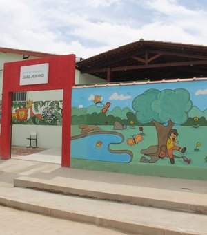 Após reinauguração de creche, professora viaja e deixa crianças sem aula em Arapiraca