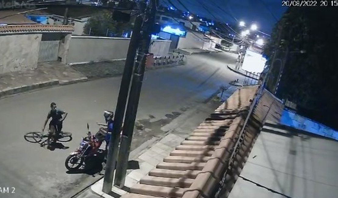 Câmeras de segurança flagram assalto na Ponta da Terra, em Maceió