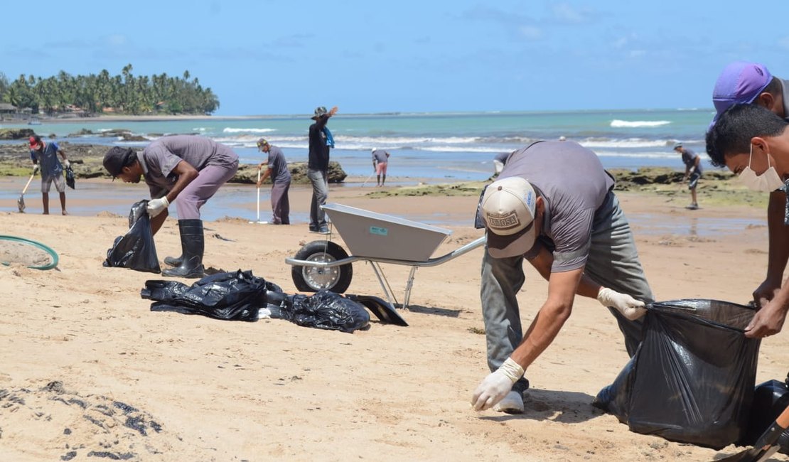 Reeducandos iniciam trabalhos para retirar óleo das praias de Japaratinga