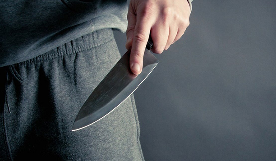 Homem usa faca para ameaçar esposa e acaba preso pela polícia