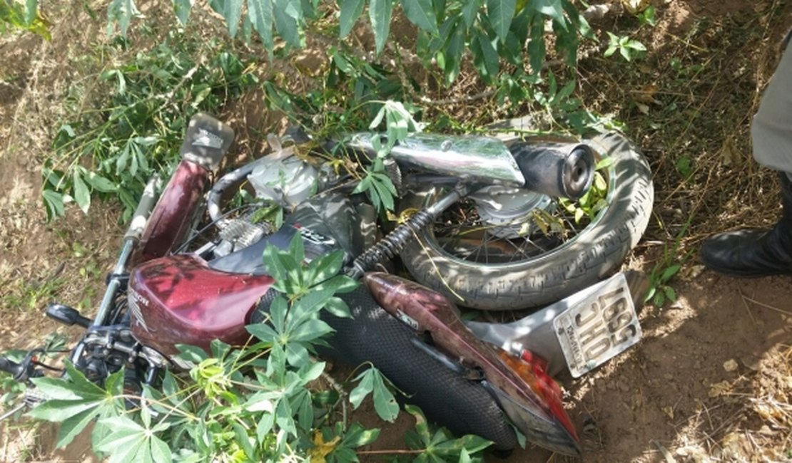 Plantação de mandioca serve como esconderijo para moto roubada