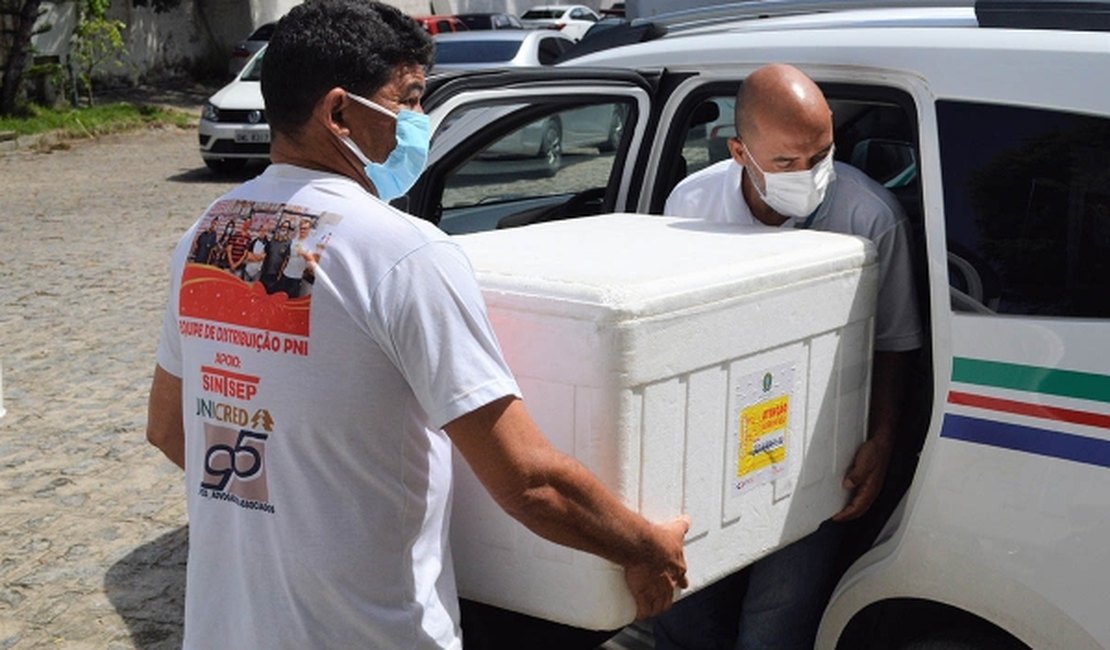 Governo inicia distribuição de quase 41 mil doses da última remessa da AstraZeneca