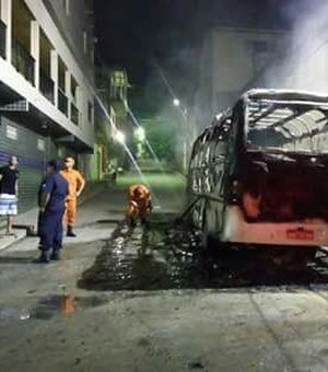 [Vídeo] Criminosos ateiam fogo em micro-ônibus e causam terror em Maragogi