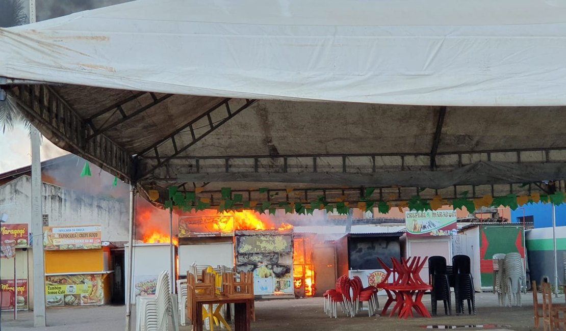 [Vídeo] Barracas incendeiam na Praça de Alimentação de Maragogi