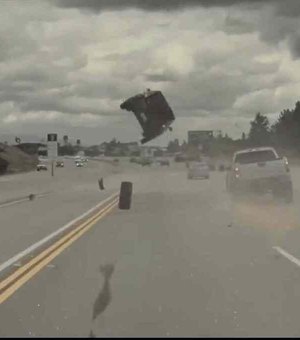 [Vídeo] Carro 'voa' após ser atingido por pneu que se soltou de outro veículo nos EUA