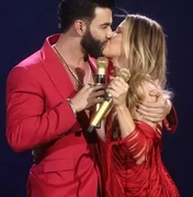 Gusttavo Lima troca beijos com Andressa Suita em show de aniversário