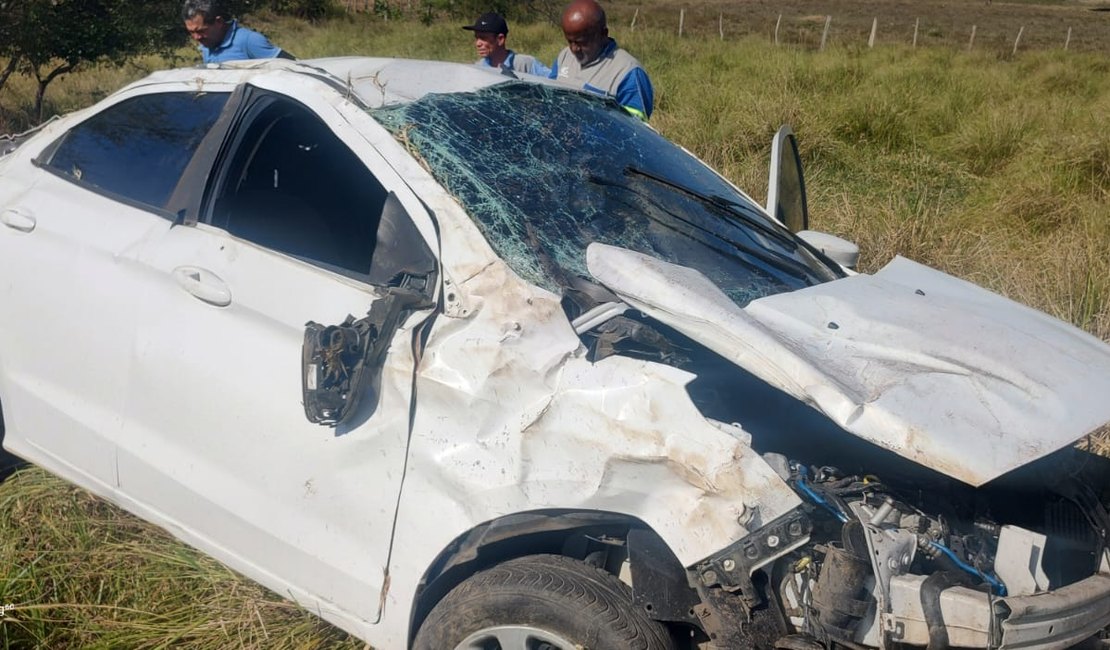 Mulher morre após capotar o carro em Arapiraca