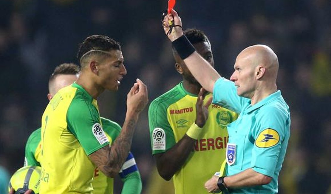 Federação Francesa cancela expulsão de Diego Carlos, que foi chutado por árbitro